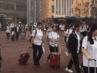 学生放学，怕接不到孩子，这位家长你最棒了。