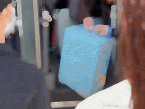 千万别猜女生行李箱里有什么